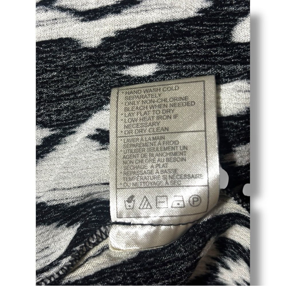 Steve Madden Black and White Aztec Patterned Sleeveless Tiered V-neck Tunic top - Picture 11 of 16